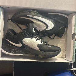 Size 8.5 Giannis Nike Zoom Freak 4 Black/White With The Box