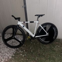 6ku with disc and tri spoke wheel (look description)