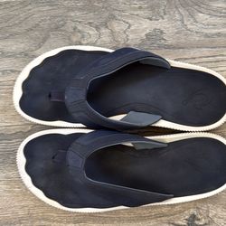 Mens Olukai kukulu flip-flops  excellent condition size 13