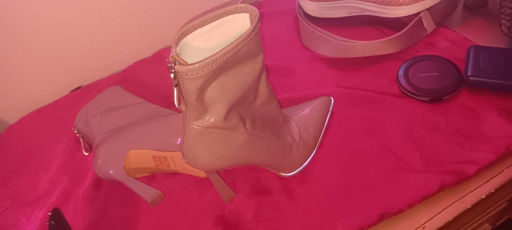Pinkish-Brown (Nude?) Shiny Heeled Ankle Boots Size 9 - ALDO