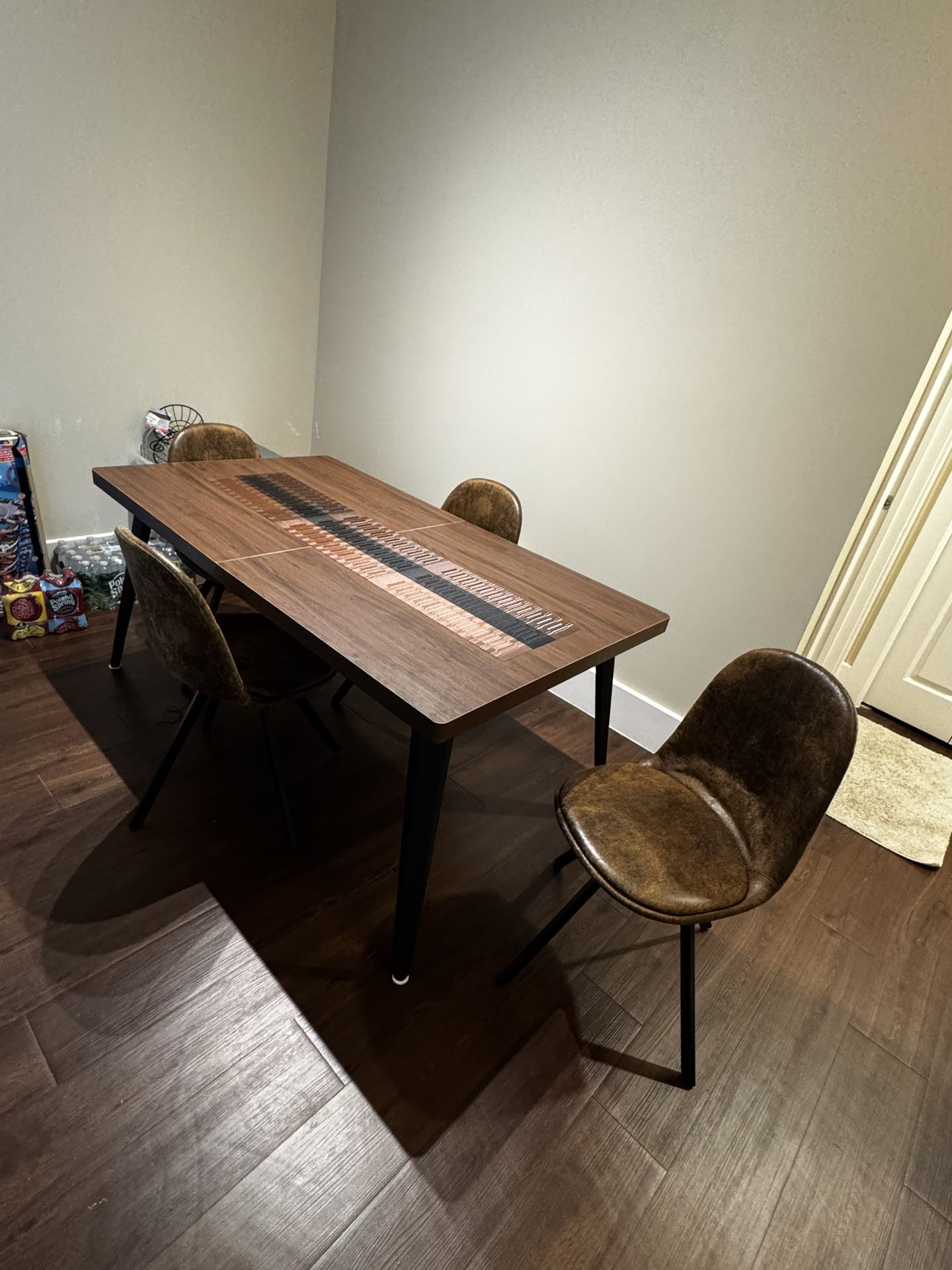 table with 4 chairs like new
