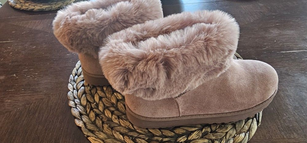 Coatimundi Women’s Faux-Fur Winter Boots. Color Mauve Size: 7
.5
