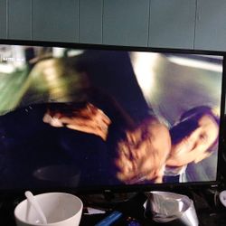 32 Inch Roku TV Television 