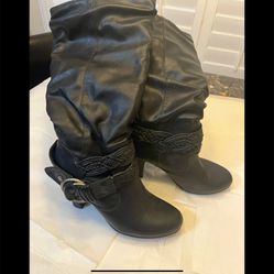Woman’s boots size 8. Excellent condition only worn a few times. 3” heel