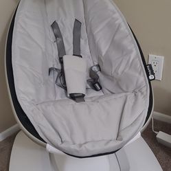 mamaRoo Multi motion Baby Swing. 4Moms