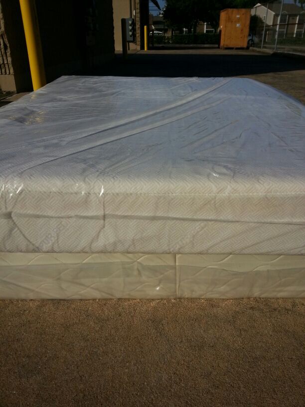 Queen Tempurpedic Mattress Set
