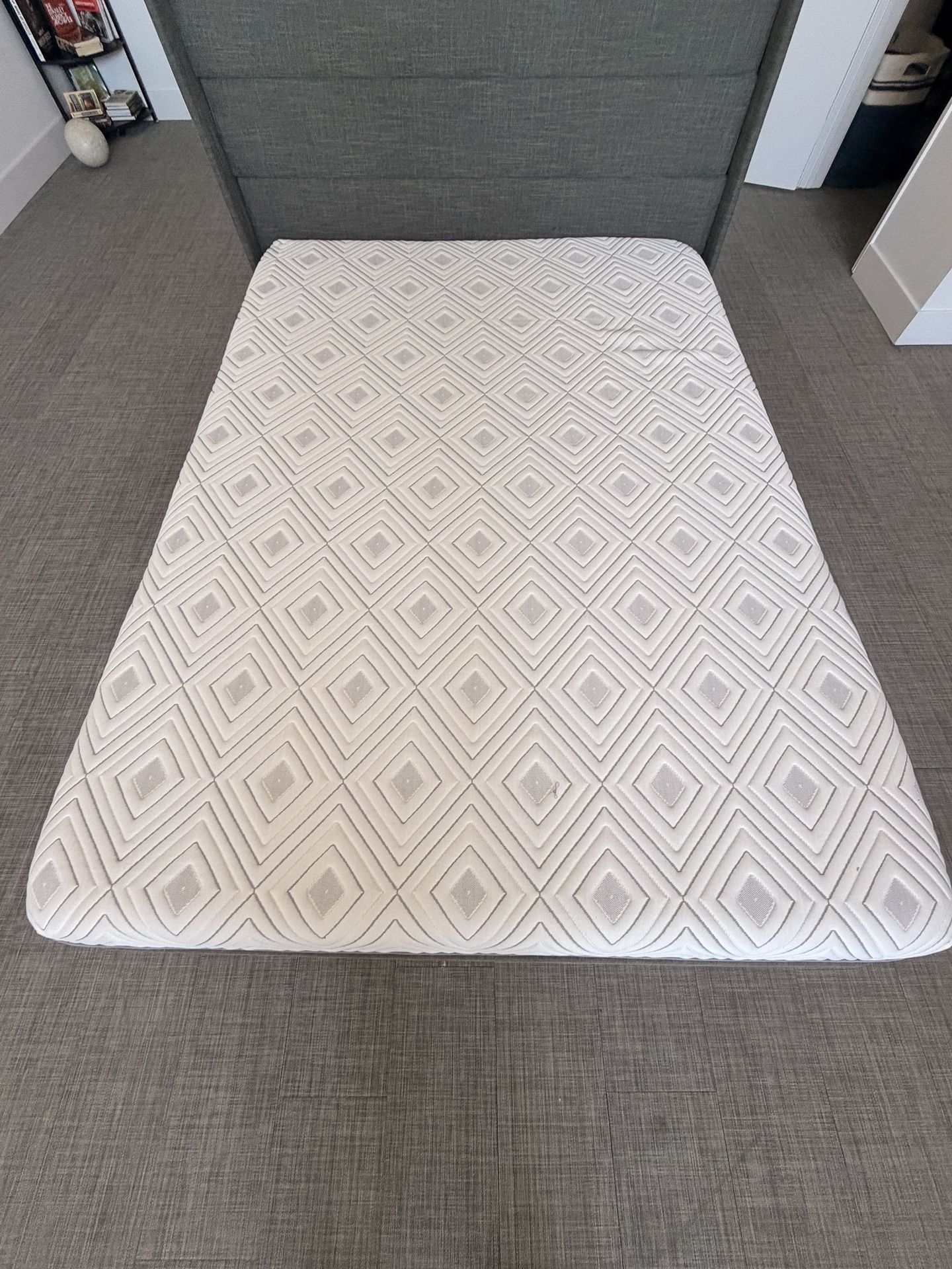 Sealy Cool 12” Medium Memory Foam Mattress – Full Size – Like New