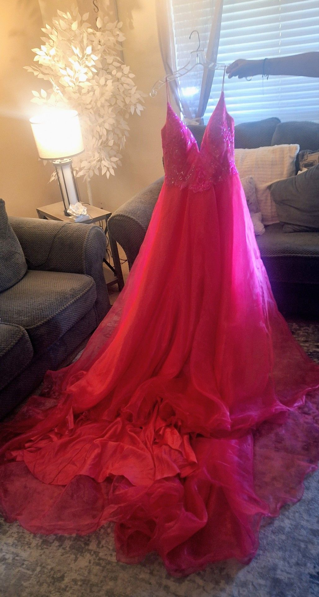 Absolutely stunning dress! Size M