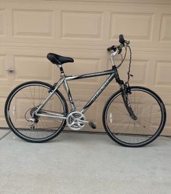 Trek 7200 Multitrack Hybrid Bike  • 700c  • Size: 50.8 cm