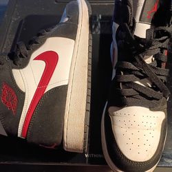 AIR JORDAN 1 RETRO HIGH OG  SNEAKERS 7Y