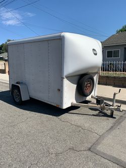 Enclosed cargo trailer