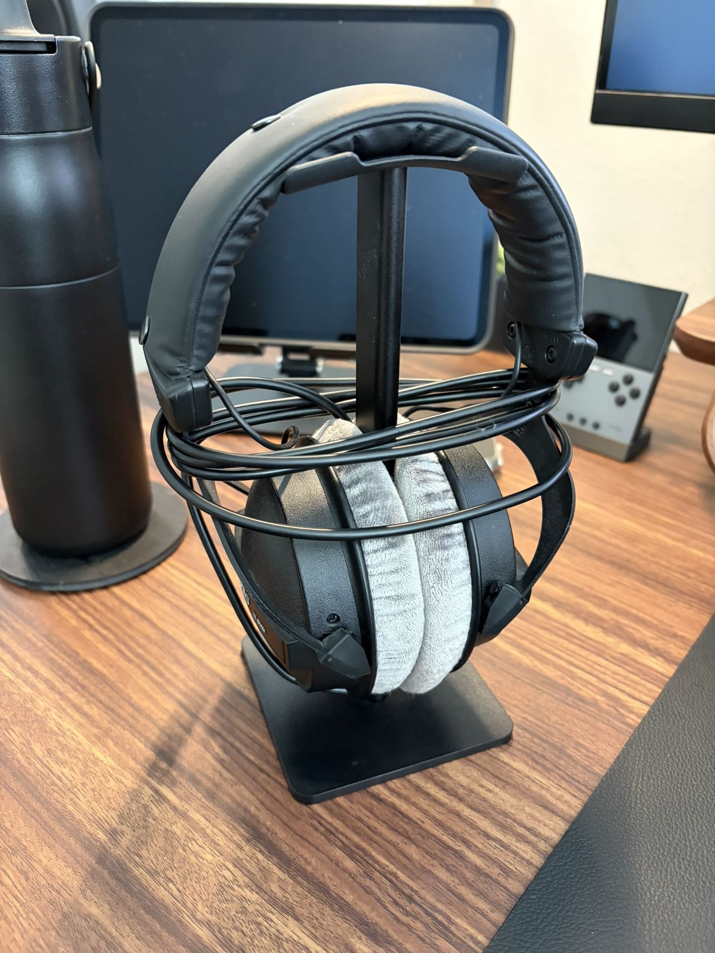 Beyerdynamic DT 770 PRO 32ohm headphones with stand