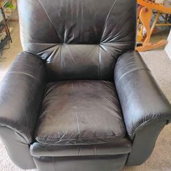 BEAUTIFUL LEATHER LAZY BOY ROCKER RECLINER/ BIG & COMFORTABLE/ THE BACK COMES OFF FOR EASY MOVING/ EXCELLENT CONDITION /REASONABLE OFFERS CONSIDERED