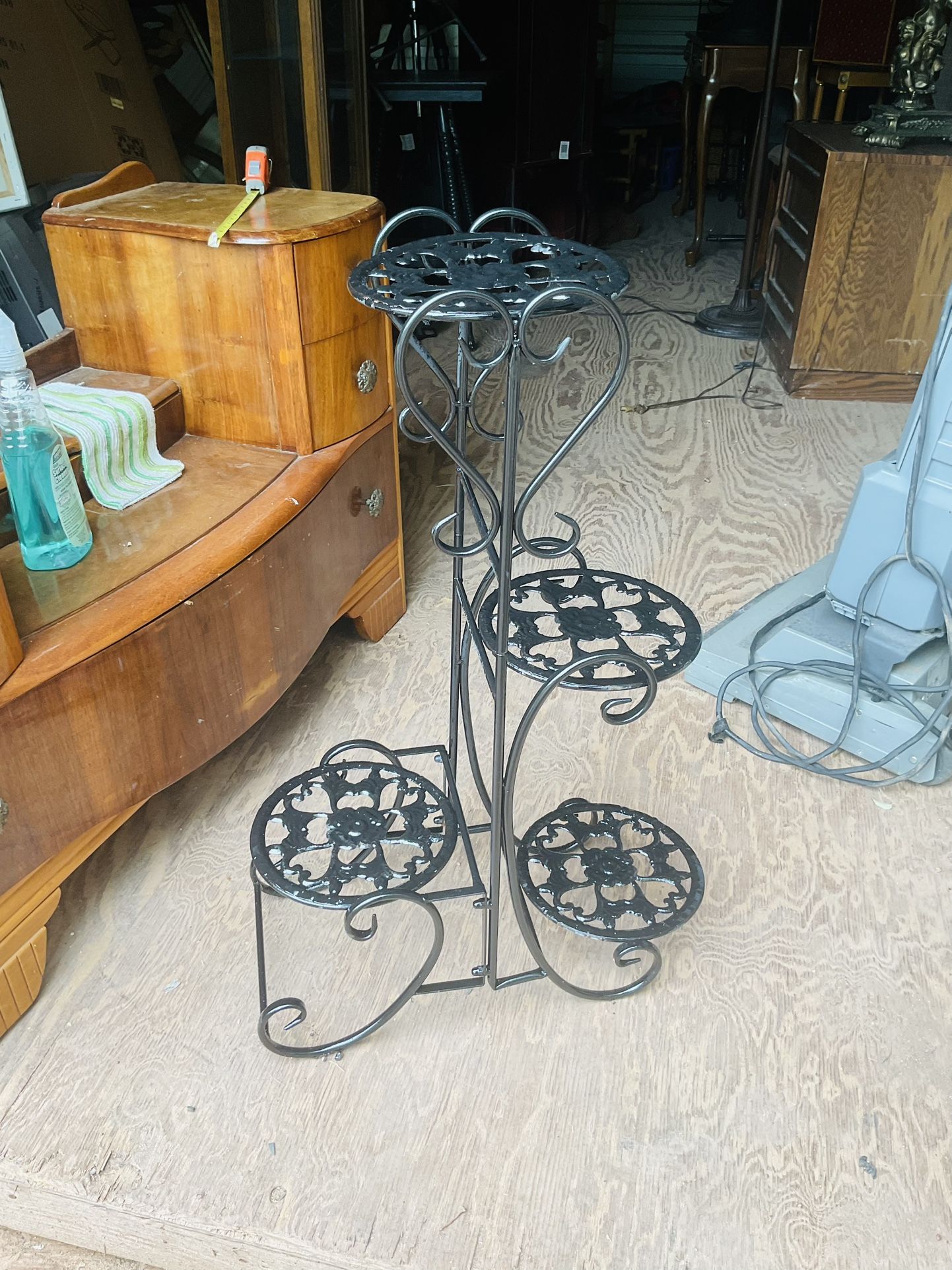 A pretty metal plant stand it’s 31 inches tall and 18 inches wide