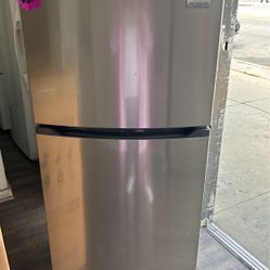 NEW FRIGIDAIRE STAINLESS STEEL TOP MOUNT REFRIGERATOR 