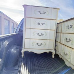 🌹VINTAGE TALL CHEST/4 DRAWER  32” X 18” X 45”🌹