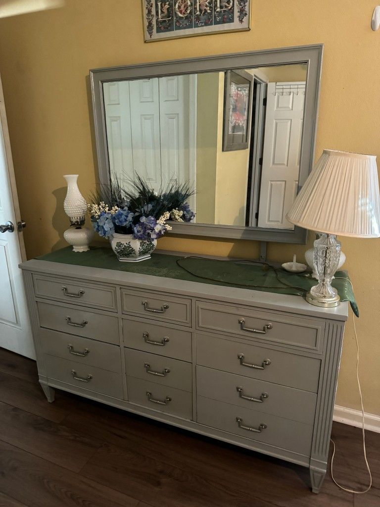 Dresser With Mirror