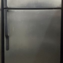 GE Top Freezer Refrigerator 28 W By 65h