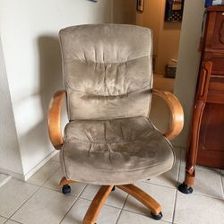 Comfortable Executive Office Chair - Wood Arms & Base