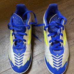 Kids Adidas Indoor Soccer Shoes Size 5