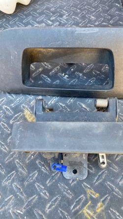 2013 Chevy tailgate handle