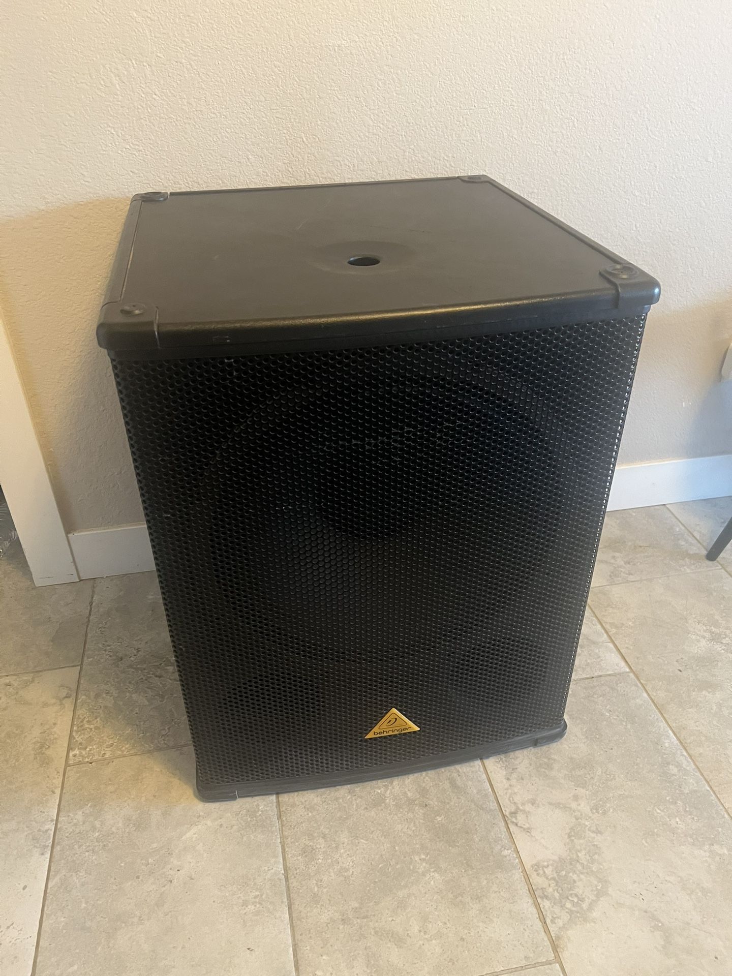 Behringer Sub