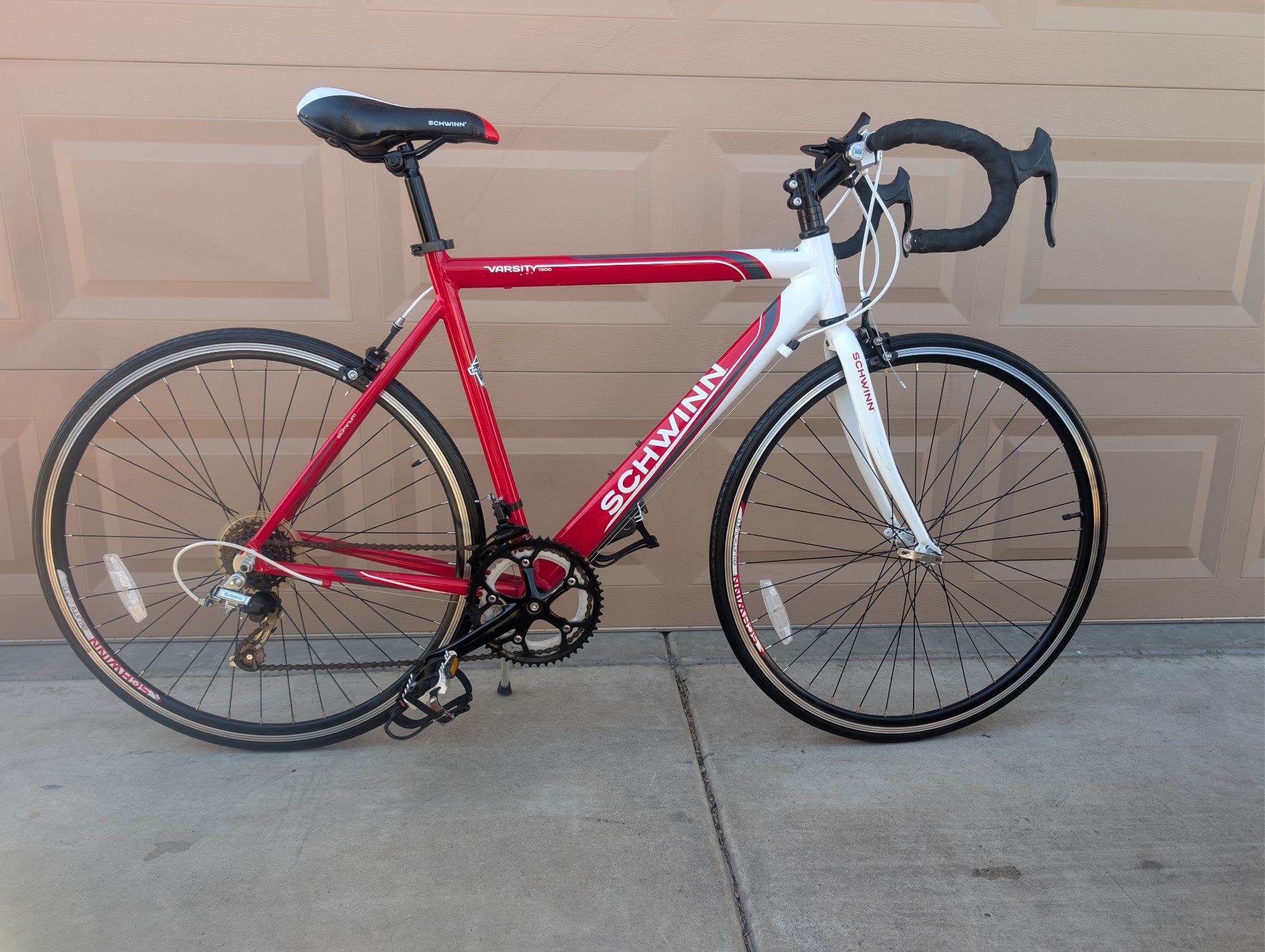 700cx25. SCHWINN VARSITY MENS ROAD RACING BIKE. (L) 22"55 88cm. Aluminum. 14 SPEEDS EXCELLLENT CONDITION 👌🏼