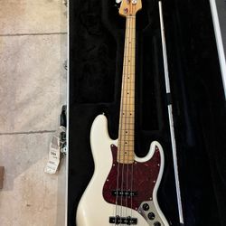 Fender MIM Player Plus Active Jazz Bass (Mint) w/ Roadrunner Hardshell Bass Case