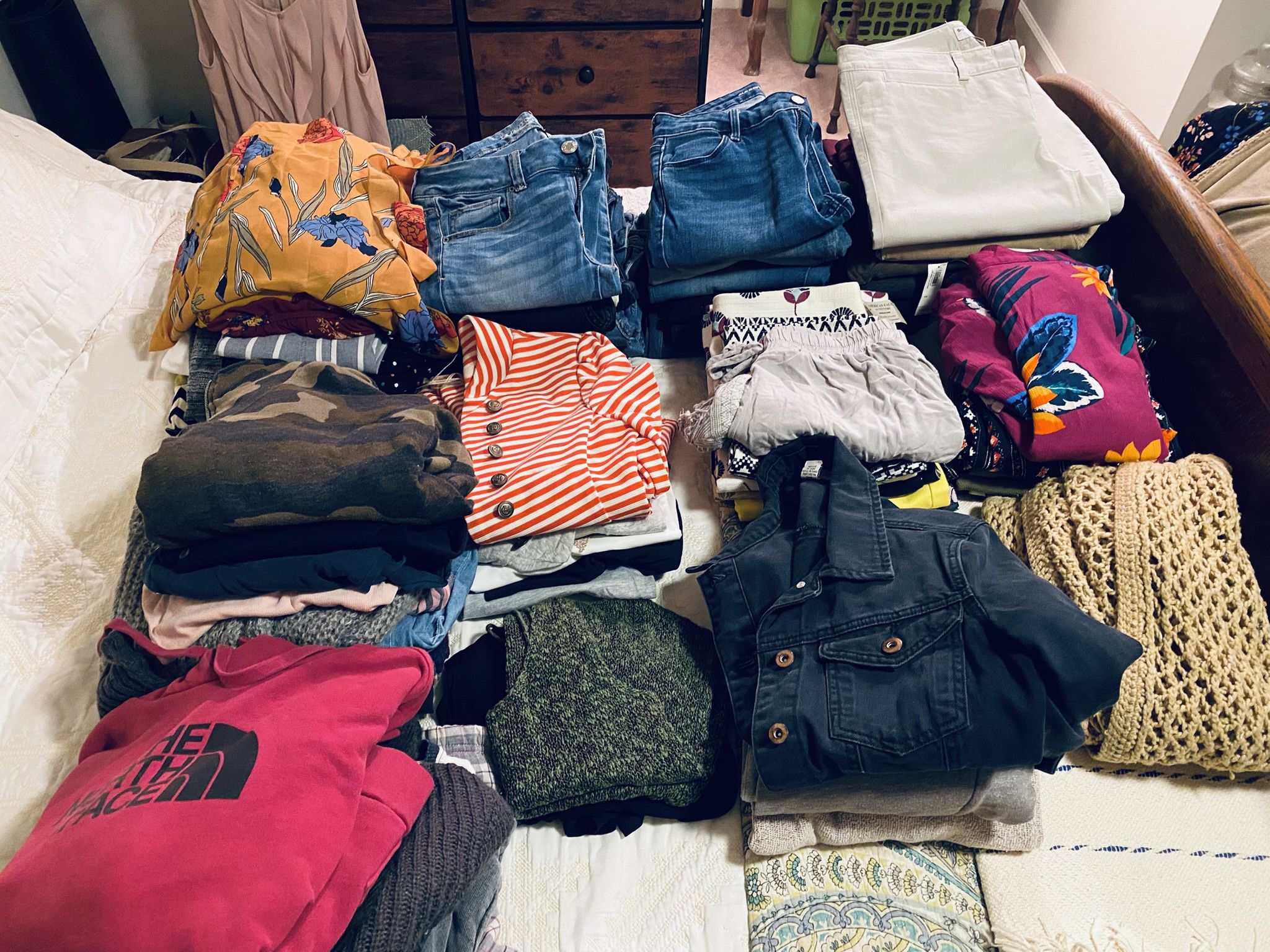 WOMEN’S CLOTHING LOT – 66 Pieces