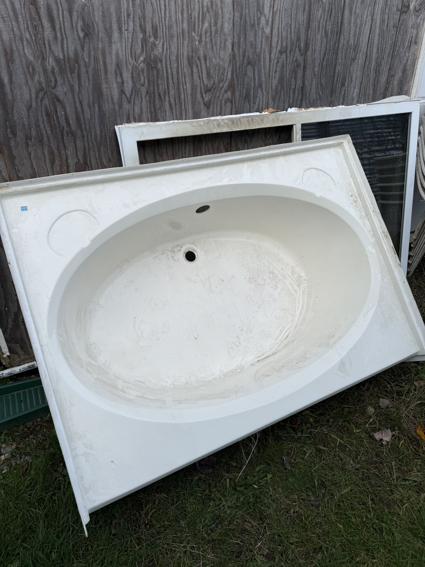 NICE OVAL BATHTUB **  42”x60” 