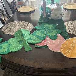 Holiday Runners and Throw Blankets