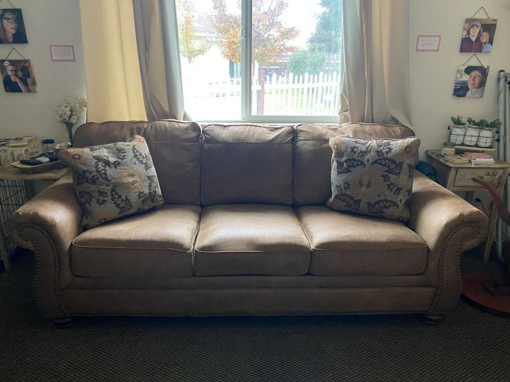 Like New Scotch Guard Microfiber Couch w/ Pillows