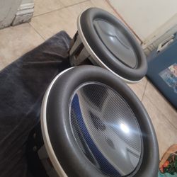 2 JL Audio 13w7 Subwoofer With Carbon Fiber Looking Dustcap