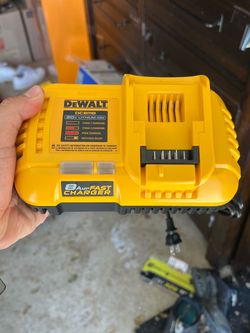 DEWALT DCB118 20V 8 Amp Fast Charger