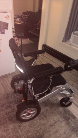LIKE NEW Folding Electric Wheelchair (24V 20Ah Ping An Lithium)