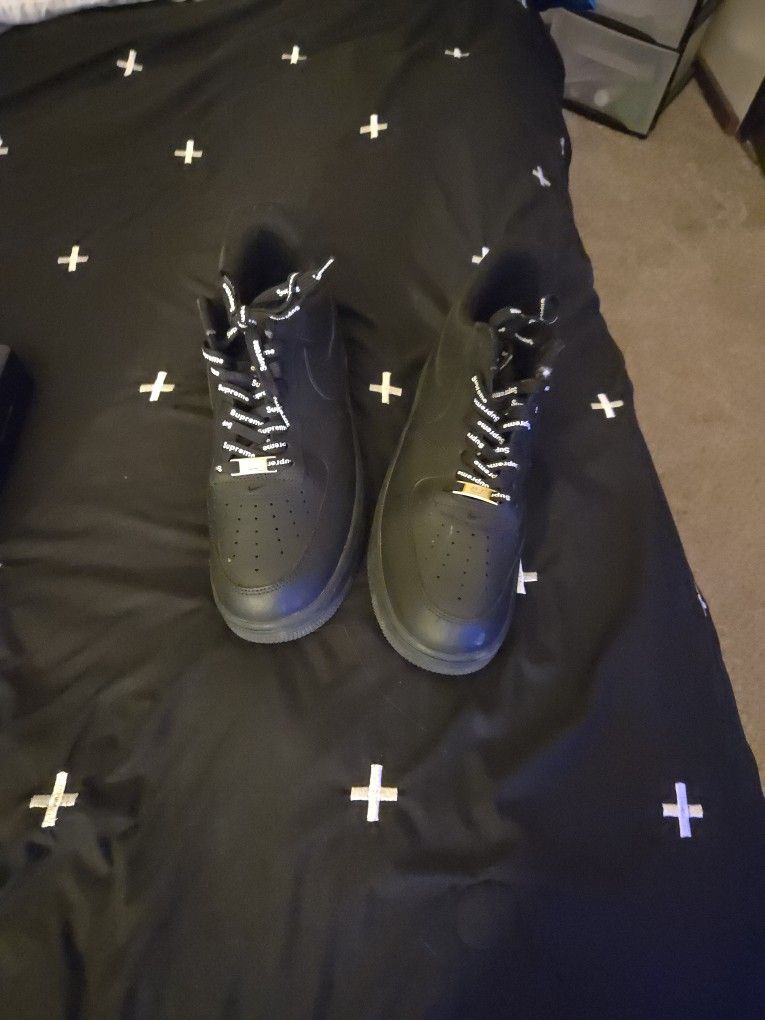 Real Supreme Black Airforces (NON CREASED)