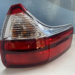 2015-2019 TOYOTA SIENNA RH OUTER TAIL LIGHT