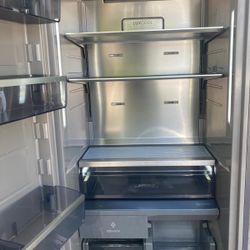 Frigidaire professional freezer works perfect in great condition. Free delivery to the garage.