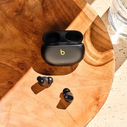 Beats Studio Buds.     Black