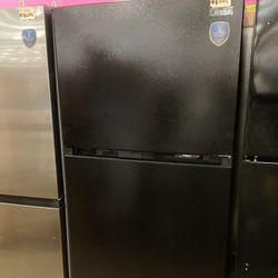 Midea 18.2 cu.ft. Top Freezer Refrigerator In Black 