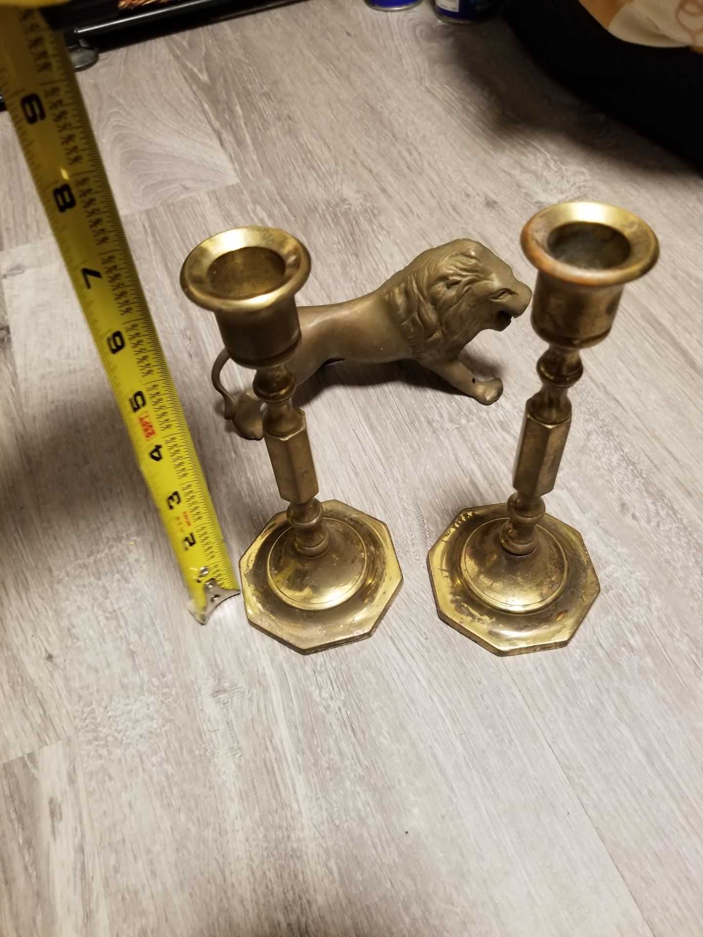 2 Candeleros Y Una Estatua En Forma de Leon De Bronse