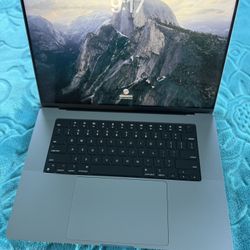 MacBook Pro 16” chip m2 pro 16gb Ram 512 gb ssd