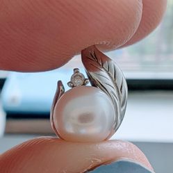 Maile Leaf Akoya Pearl Pendant