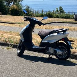 Piaggio Fly-150 Scooter 