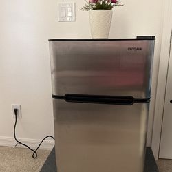 Refrigerador pequeño Su Valor $200 for Sale in Kissimmee, FL - OfferUp