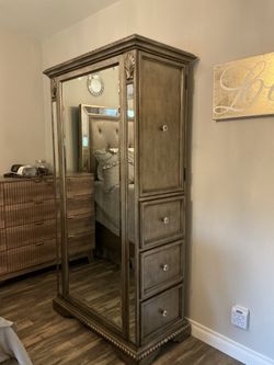 Mirrored armoire / Wardrobe
