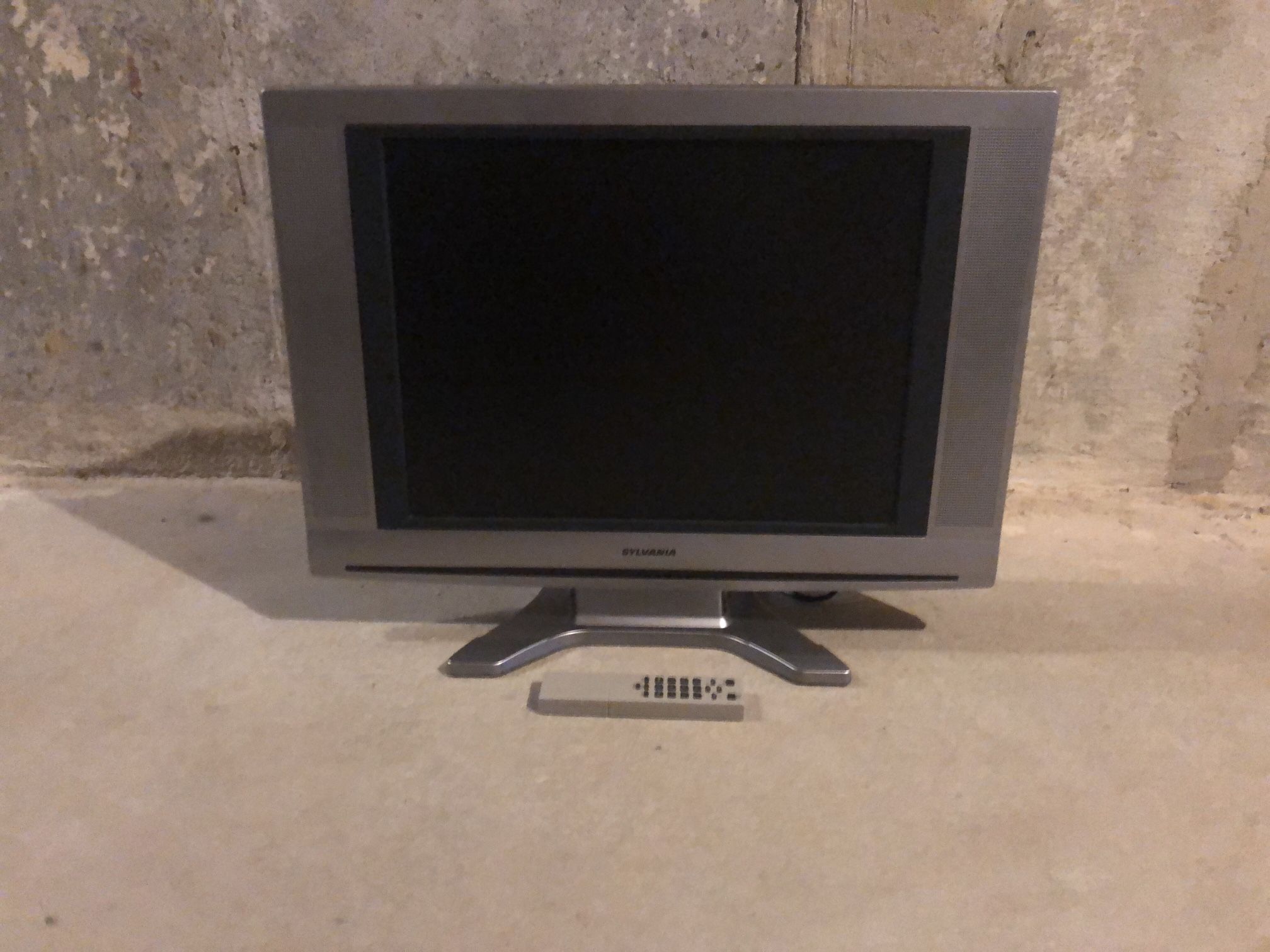 Sylvania 20” LCD Color TV 6620LCT With Remote.