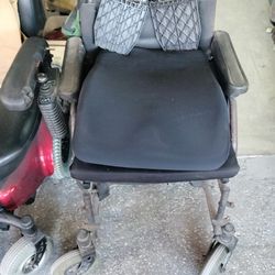 Battery operated electric wheelchair