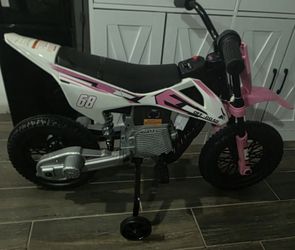 12V Kids Electric Motorcycle w/ Twist Grip Throttle, Training Wheels, Rear Suspension & Music