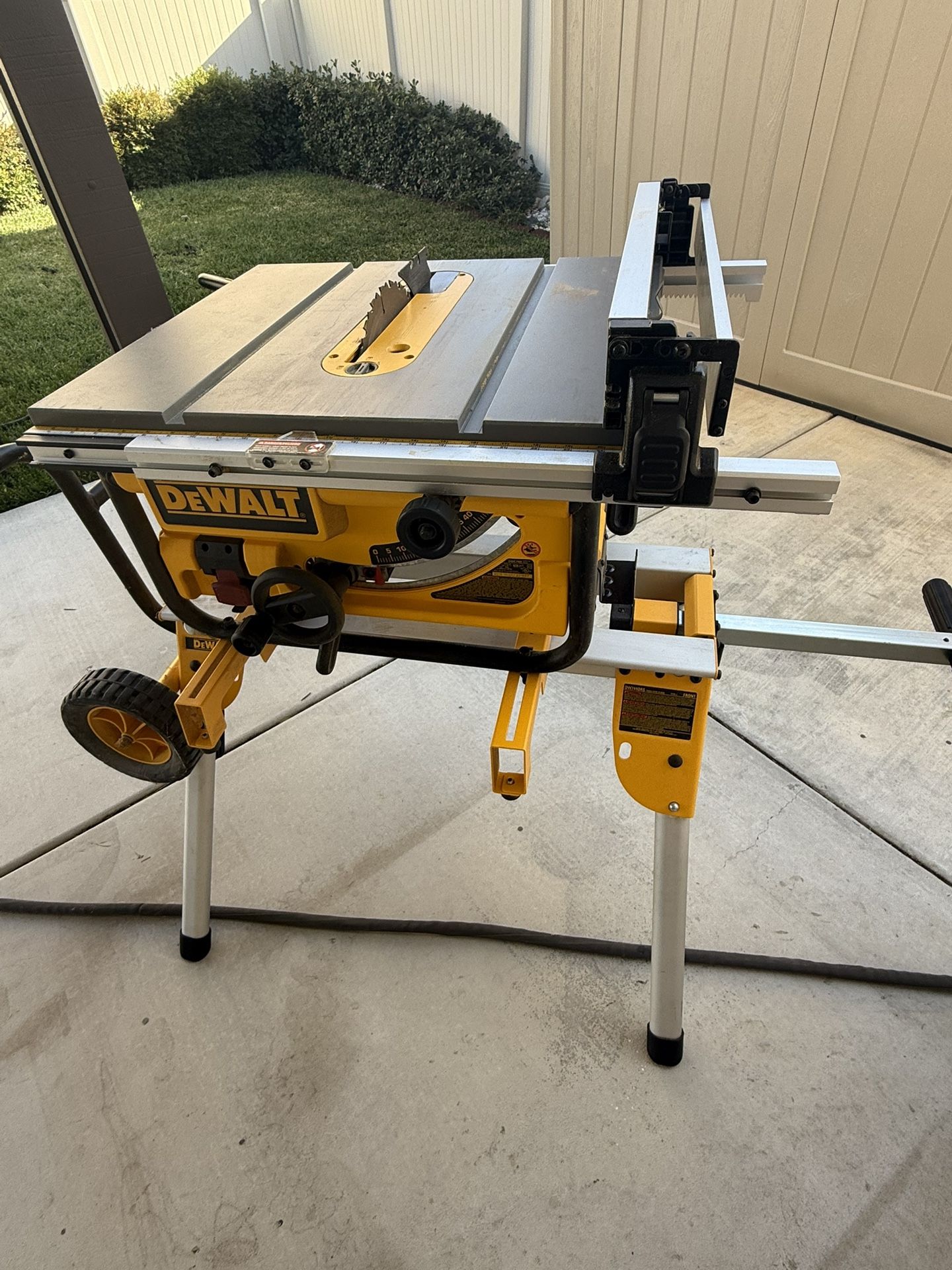 DWE7480 Table Saw And Stand
